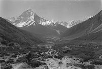 Route continuing towards Lobuche and Everest up fom Pheriche